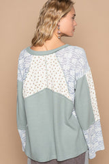 Koisoon Lace Floral Round Neck Knit Top